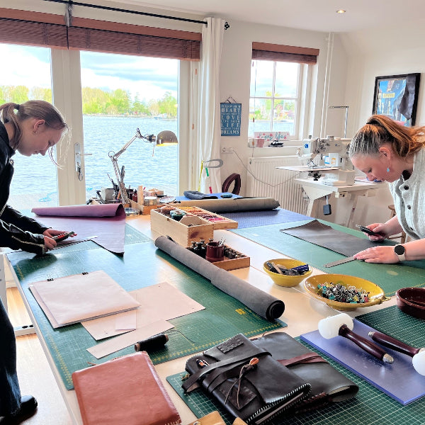 Leer snijden in workshop leren notebook cover maken