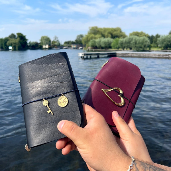 Voorkanten van een notebook in zwart en aubergine uit de workshop gepersonaliseerde notebook maken