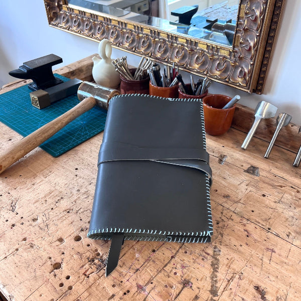 Notebook in grijs uit workshop leren notebook cover maken
