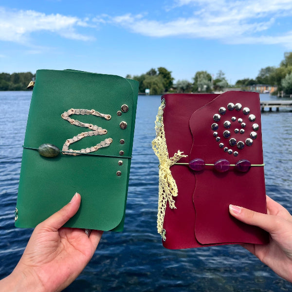 Voorzijde groene en bordeaux notebook 