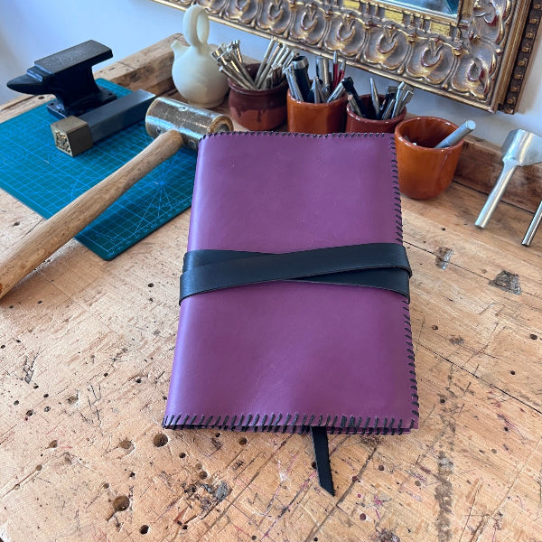 NOtebook in lila uit workshop leren notebook cover maken