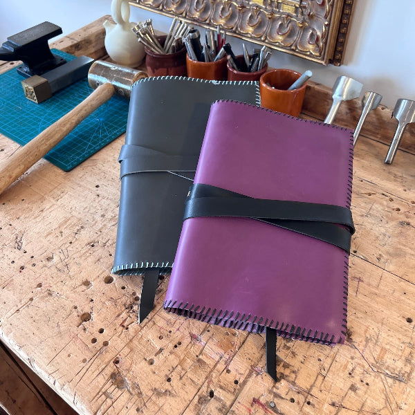 Notebooks in grijs en lila uit workshop leren notebook cover maken
