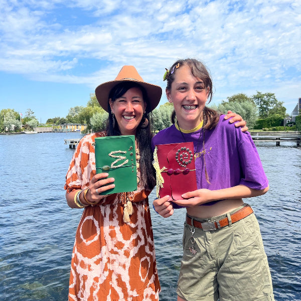 Moeder en dochter met gepersonaliseerde notebooks 