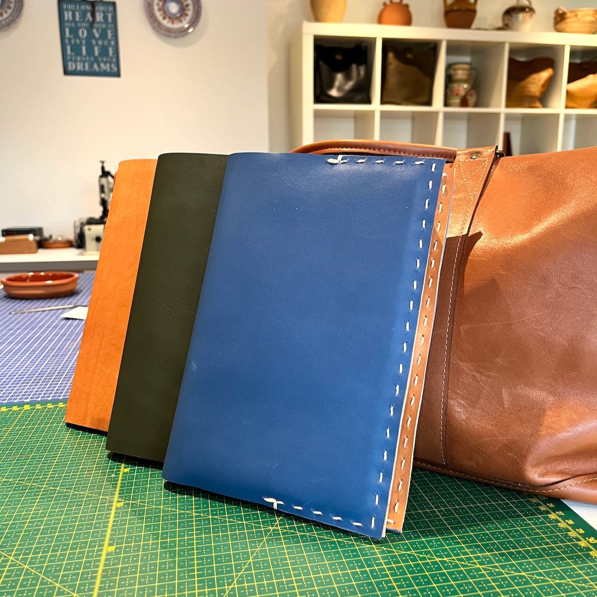 Diverse kleuren leren covers bij de workshop leren notebook cover handgenaaid