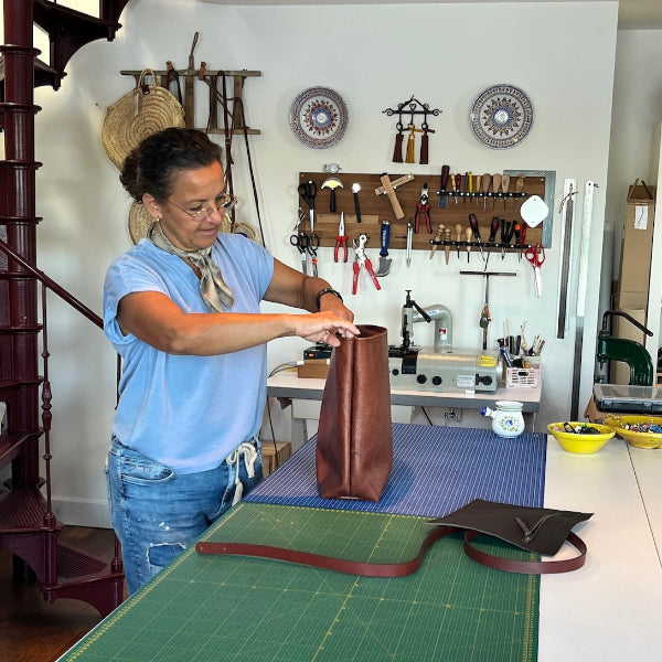 Voorbeeld van leren shopper in  bruin voor het inzetten van de straps