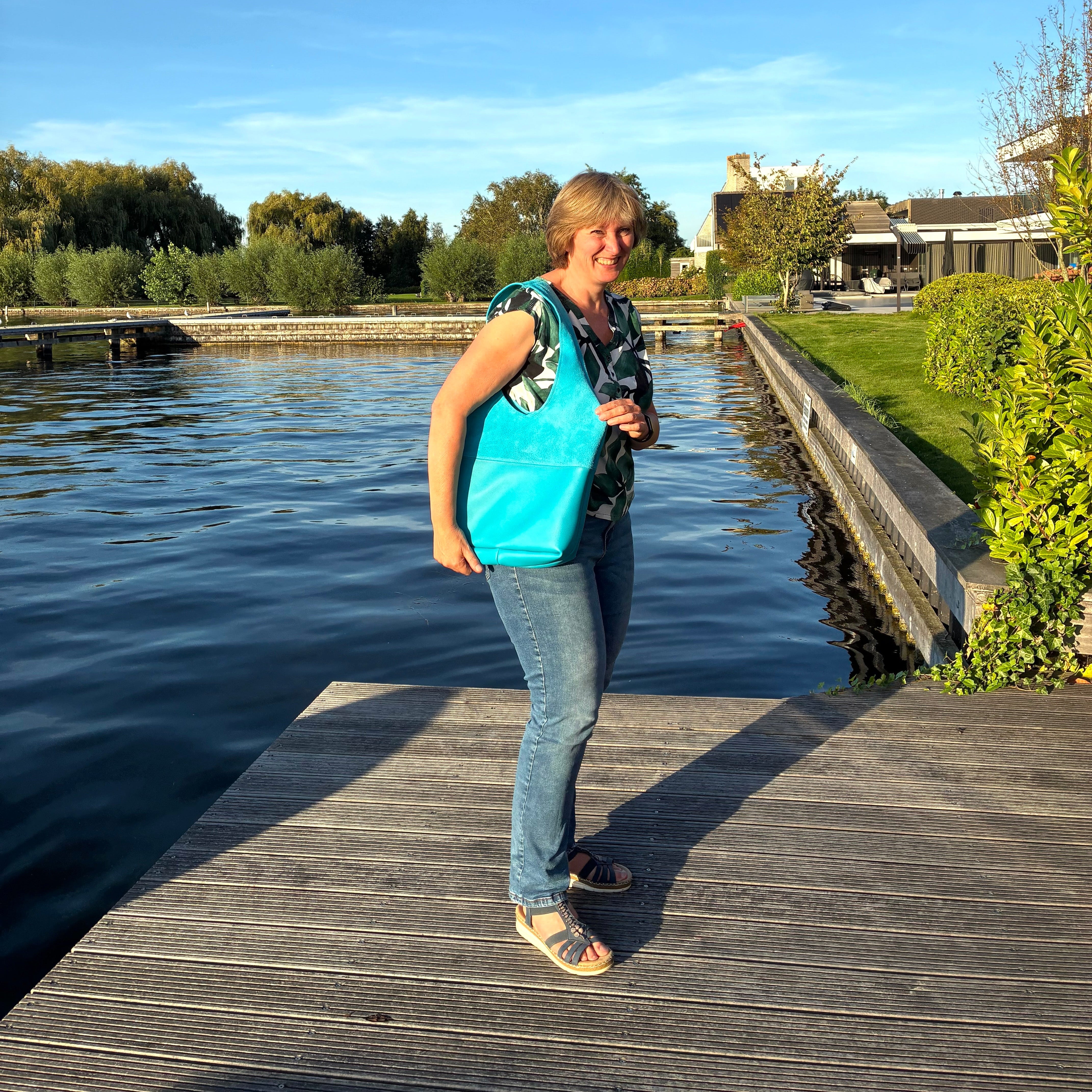 Aqua hobo bag op de steiger