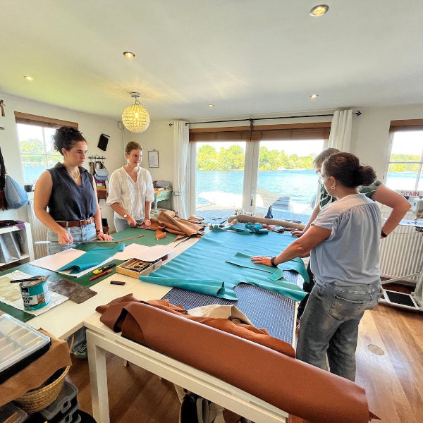 Uitleg over leer snijden in de workshop leren shopper