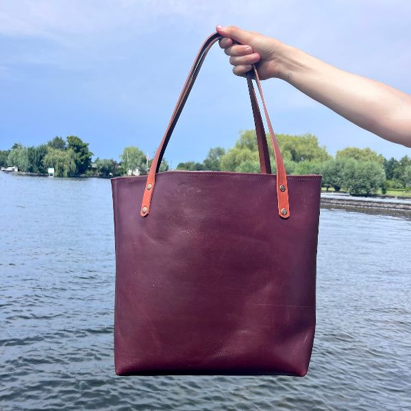 Leren shopper in burgundy met cognac hengsels uit de workshop leren tas