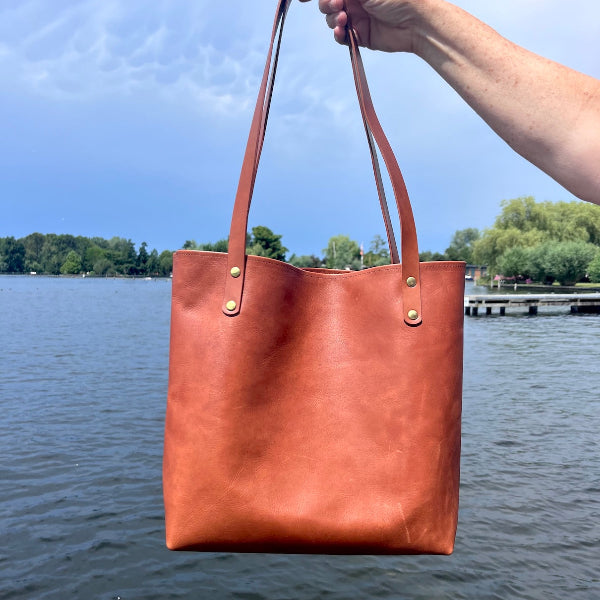 Leren shopper in camel met camel hengsels uit de workshop leren tas