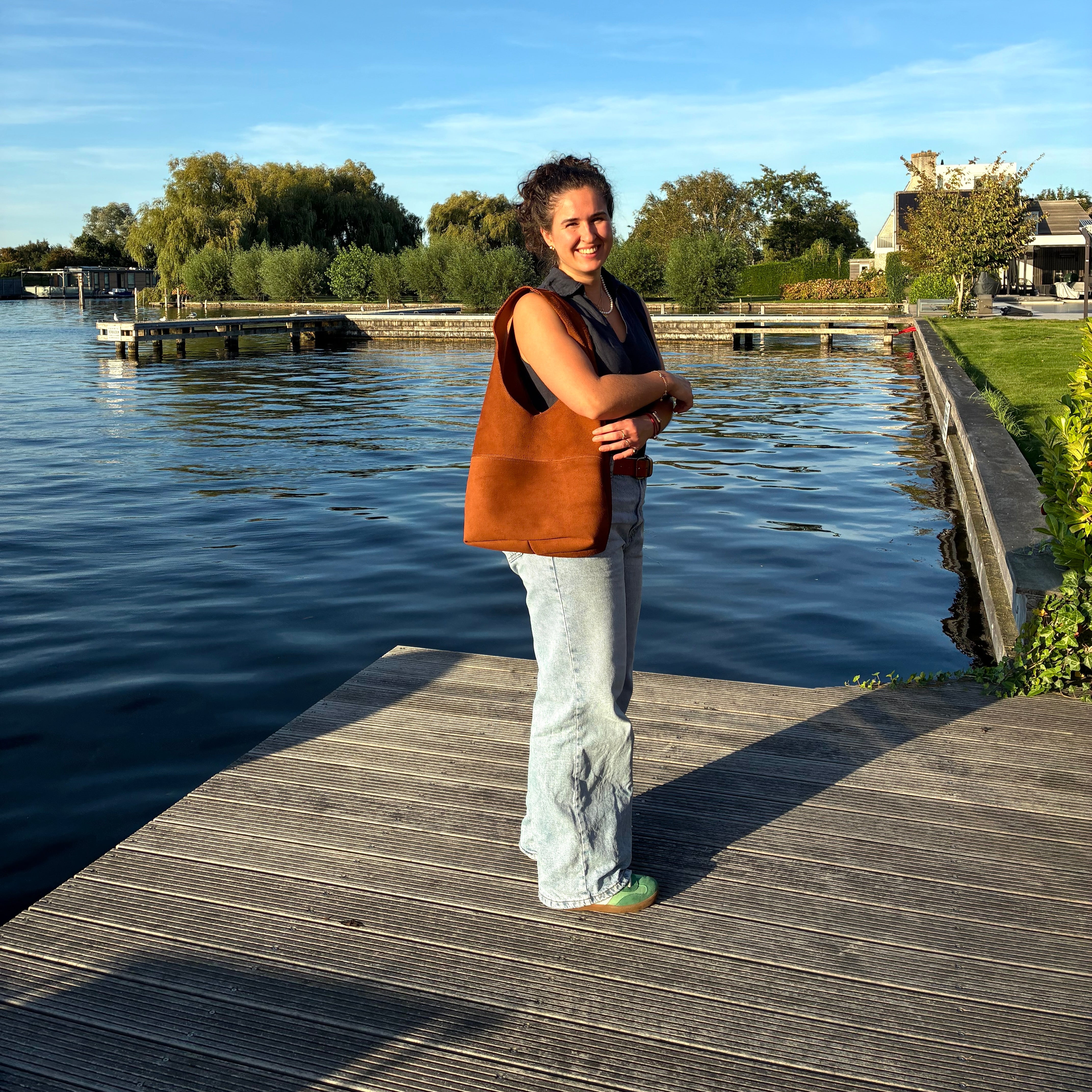 Hobobag in cognac op de steiger