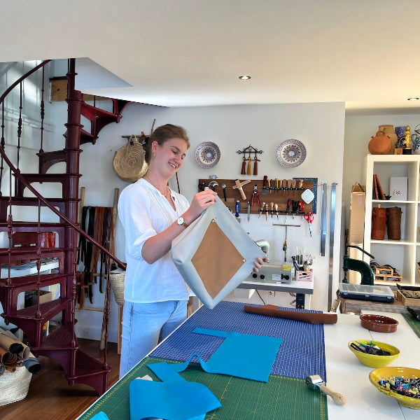 Omdraaien van de leren shopper