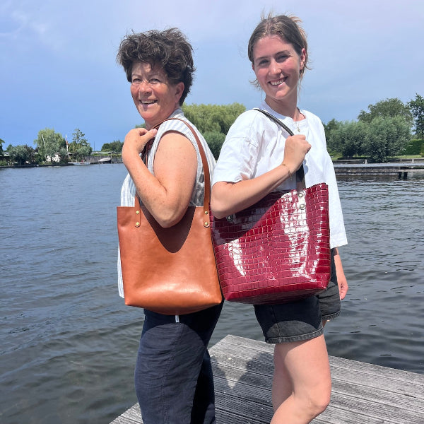Leren shoppers in krokoprint bordeaux en camel op de steiger uit de workshop leren tas