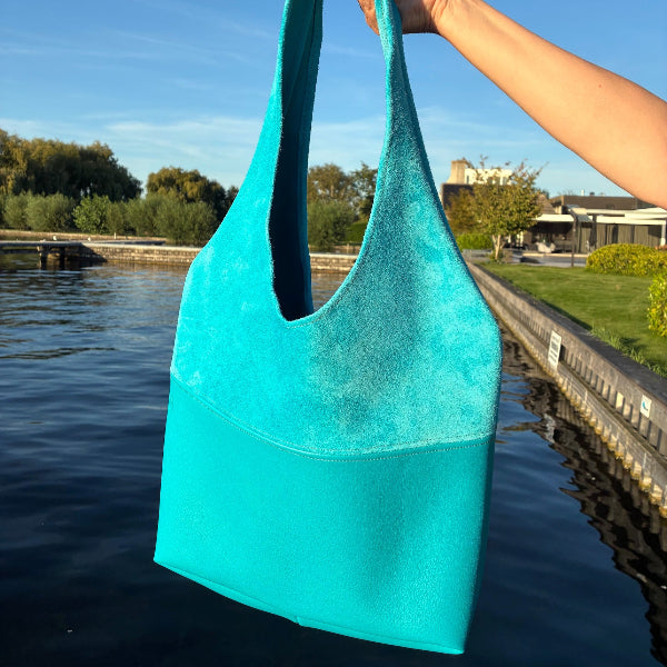 Eindresultaat leren hobo bag in aqua leer en suede