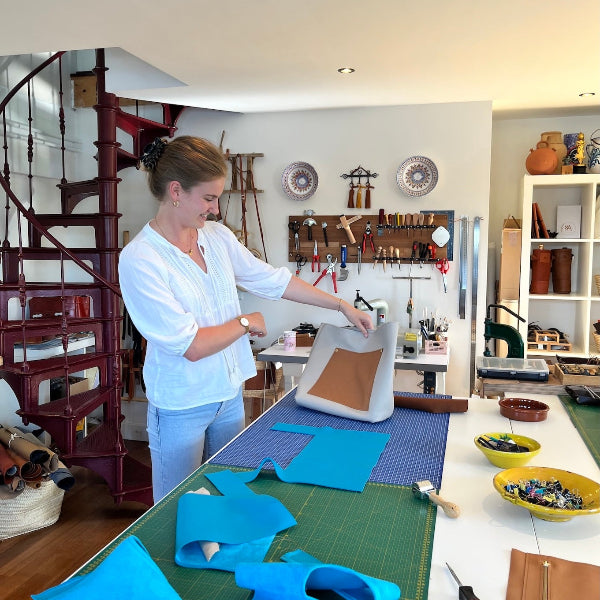 Bekijken van de leren tote bag in atelier