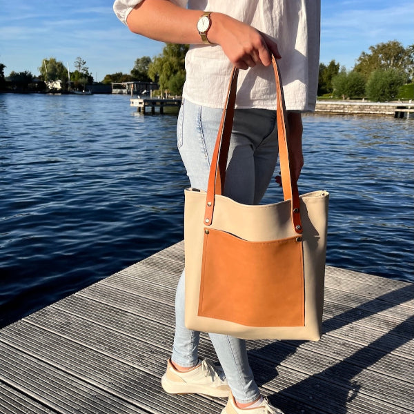 Leren tote bag op de steiger