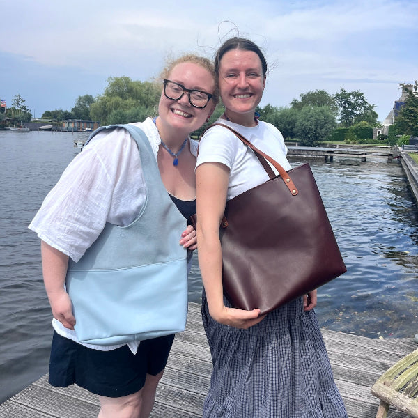 Leren shoppers in lichtblauw en burgundy op de steiger uit de workshop leren tas