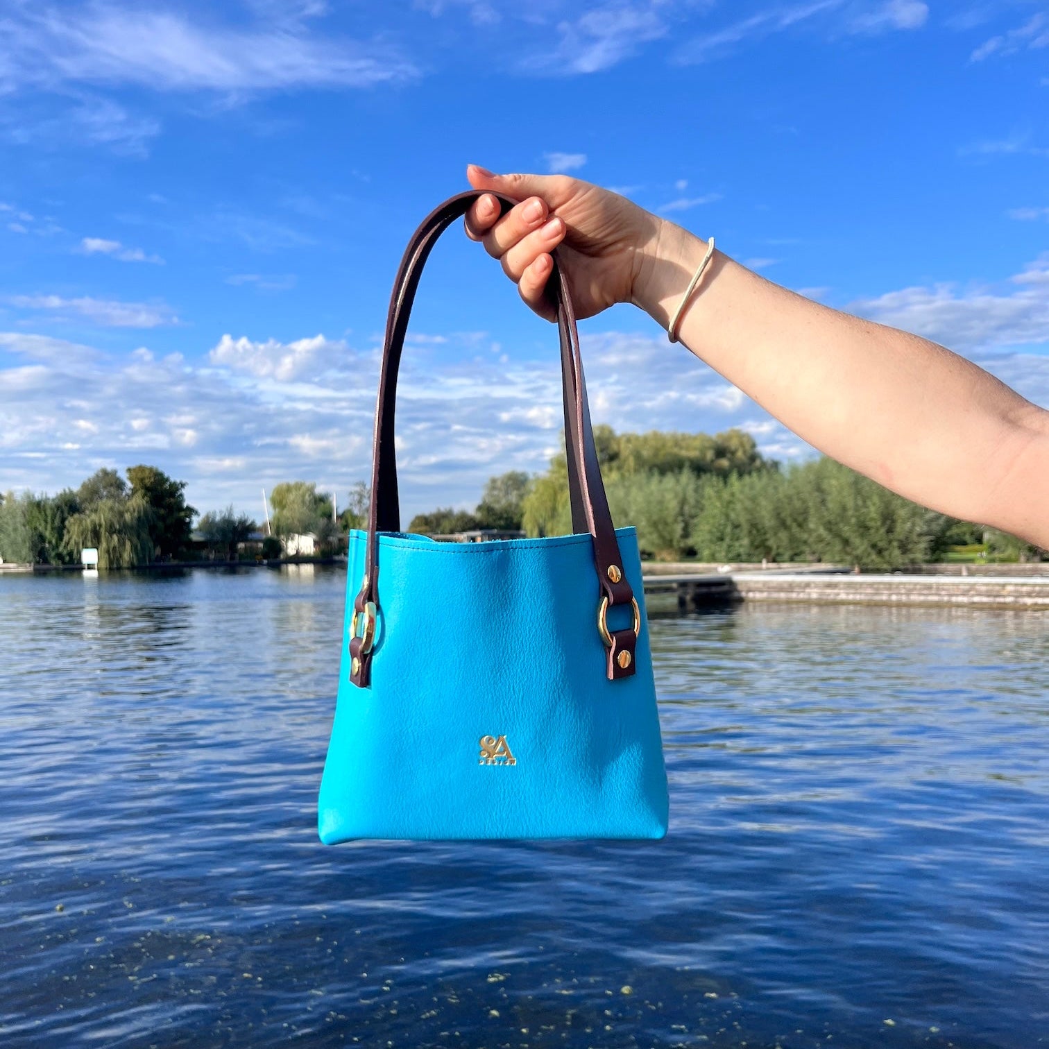 Mini tote in aqua uit de workshop leren tas