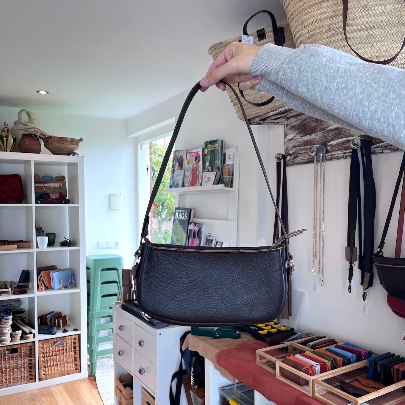 Leren baguettebag in donkerbruin uit de workshop leren tas in het atelier