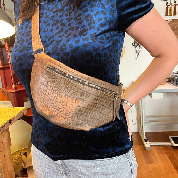 Kroko zandkleurige belt bag gemaakt in workshop leren tas