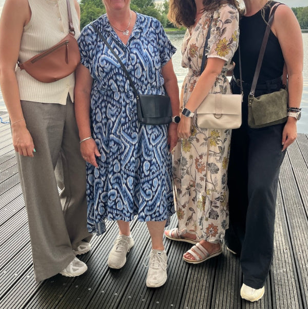 Eindresultaten van tassen uit de workshop leren tas maken in de zomer van 2025 op de steiger van SA Design