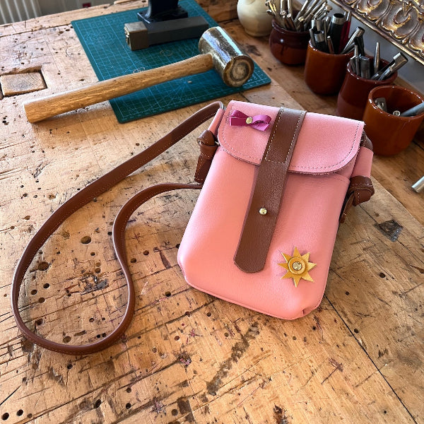 Leren telefoontas in roze en cognac