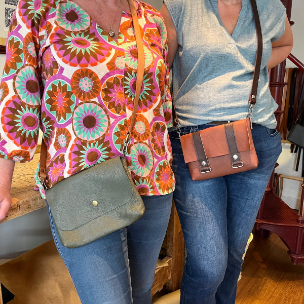 Handgemaakte leren tassen met flap in workshop leren tas van SA Design