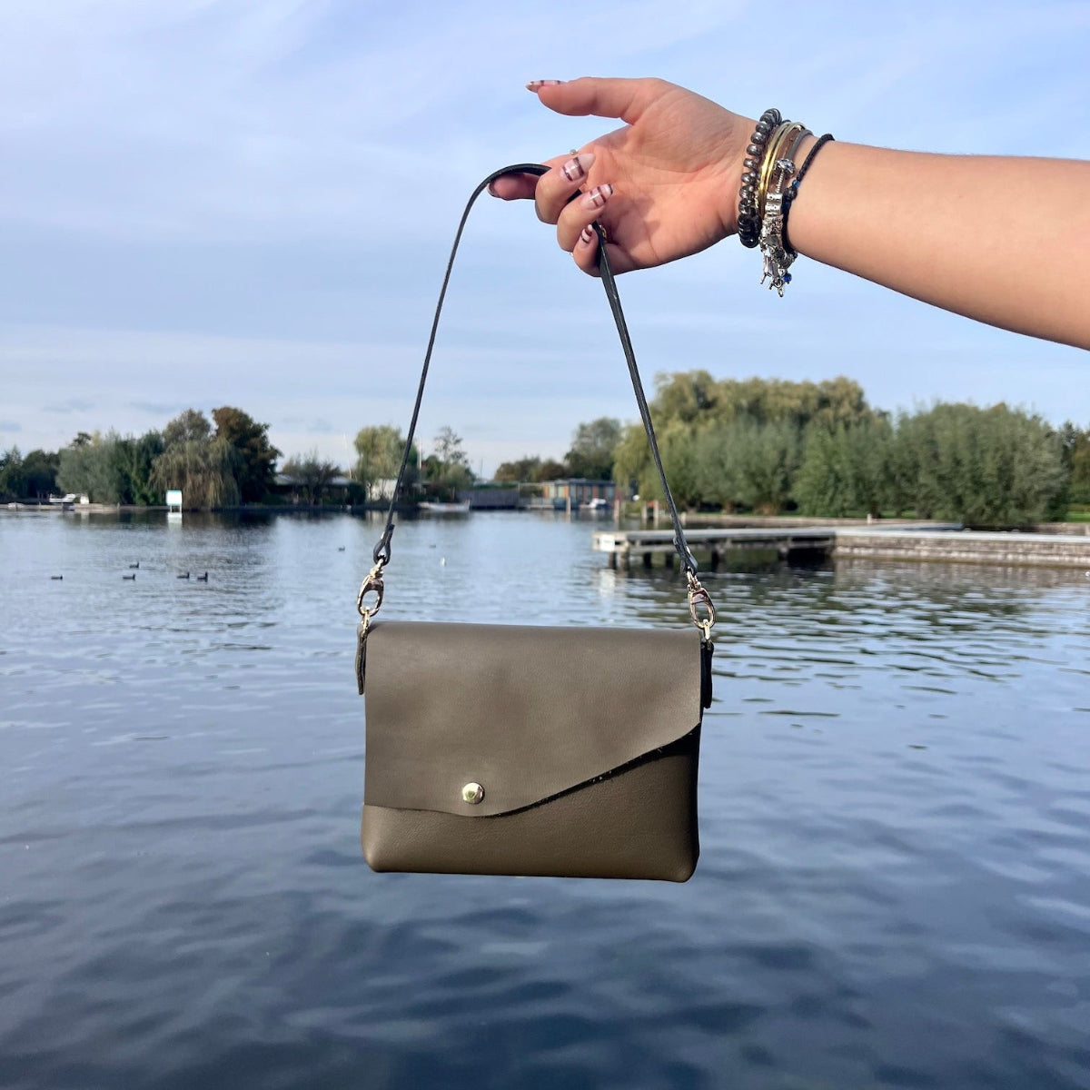 Leren tas in olijfgroen met korte schouderband uit de workshop leren tas