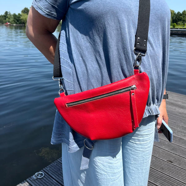 Prachtige buideltas in rood zelfgemaakt uit de workshop leren tas maken