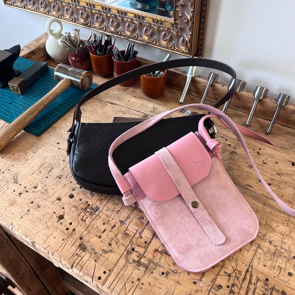 baguette bag in bruin en telefoontas in blush uit de workshop leren tas