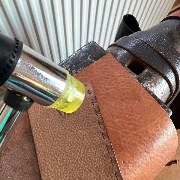 Hameren van het garen in workshop leren notebook cover maken