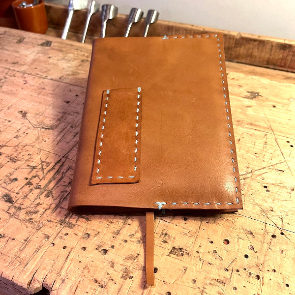 Notebook hoes met pennenhouder uit workshop leren notebook cover maken