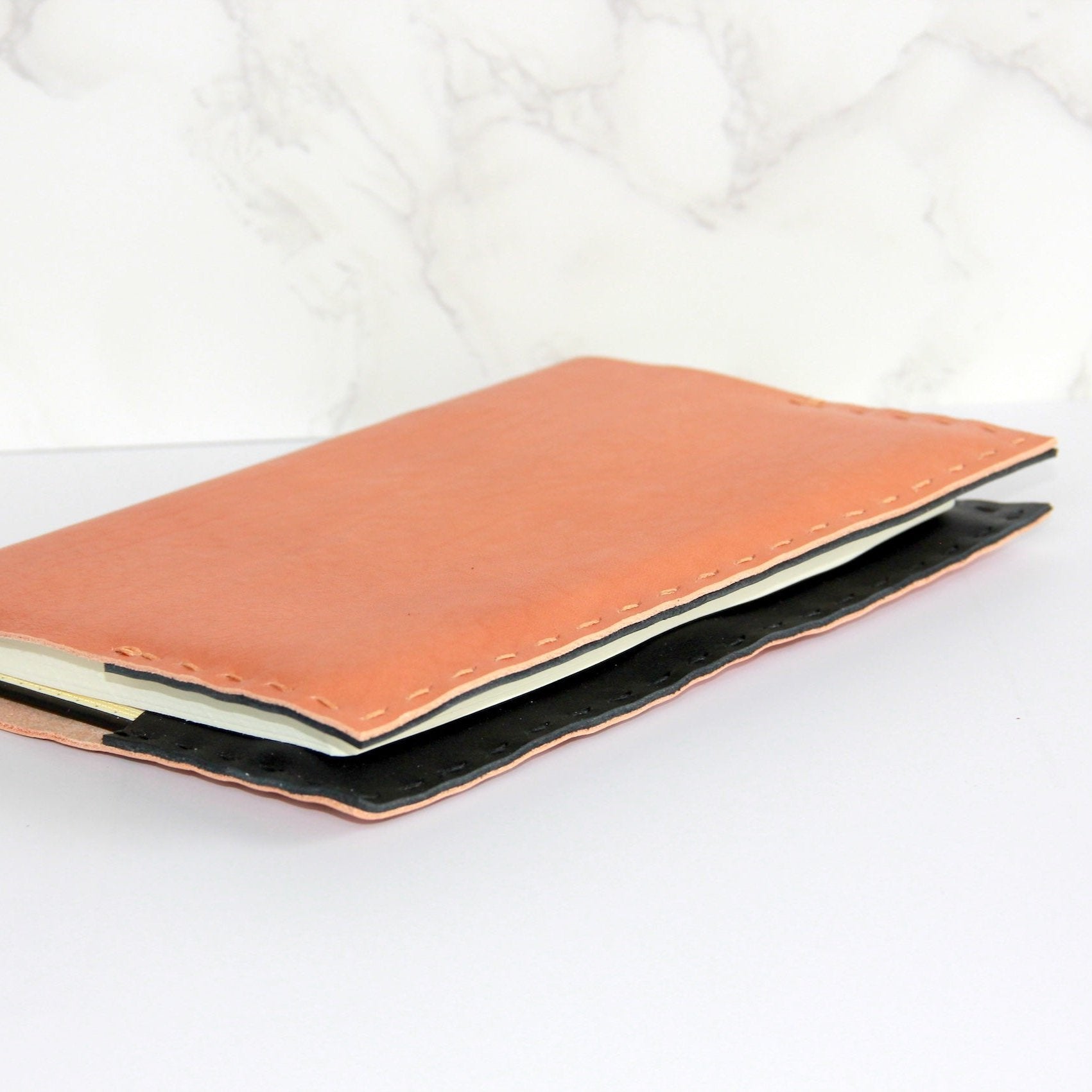 Workshop leren notebook cover handgestikt op tafel