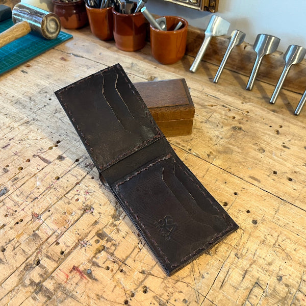 Binnenzijde donkerbruine portefeuille