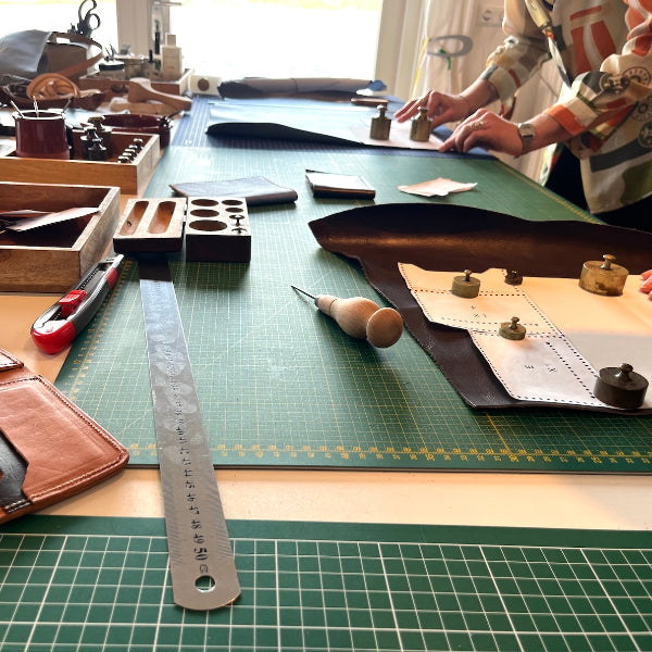 Werkblad bij de workshop portefeuille maken waarbij het leer wordt uitgesneden