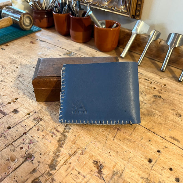 Achterzijde van blauwe portefeuille