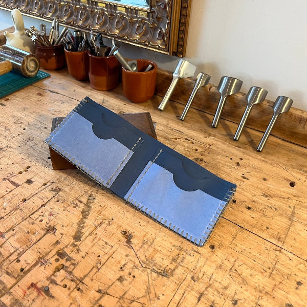 Binnenkant van een blauwe portefeuille uit de workshop portefeuille maken in 2 kleuren