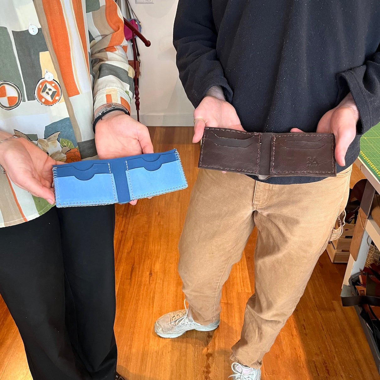 Binnenkanten van een blauwe en bruine portefeuille uit de workshop portefeuille maken in de hand