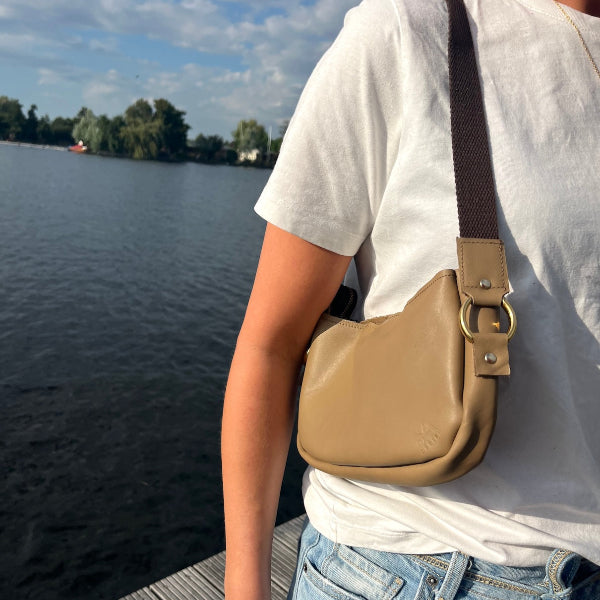 Zelfgemaakte leren baguette bag in beige