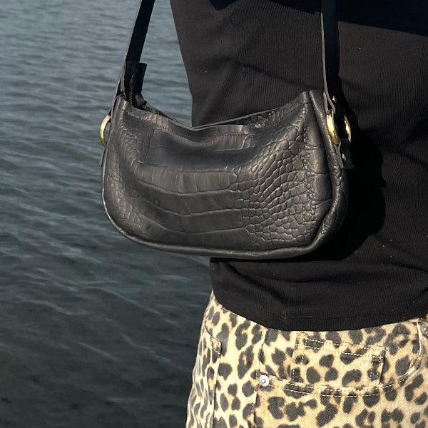 zelfgemaakte leren baguette bag van zwart kroko leer