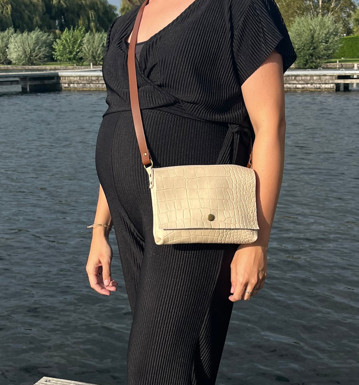 Handgemaakte enveloptas in beige kroko leer