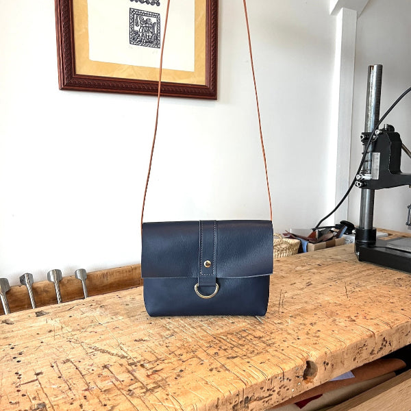 Prachtige donkerblauwe tas met flap zelfgemaakt uit de workshop leren tas maken
