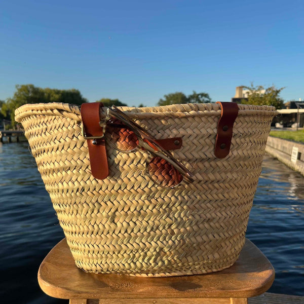 Handgemaakte rieten tas met zonnebril in lus