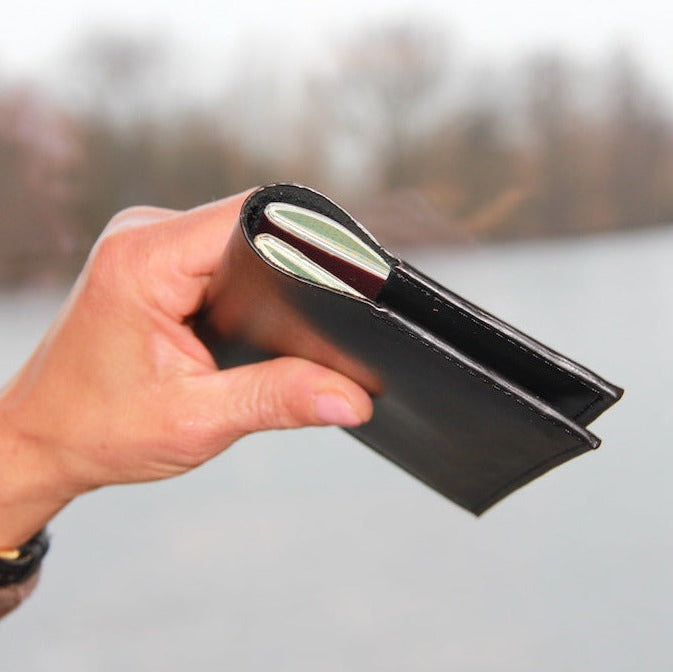 Zijaanzicht van Handgemaakt rundlederen paspoorthoes van zwart duurzaam leer voor 2 paspoorten