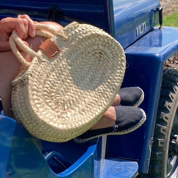 Zwarte espadrilles in de jeep