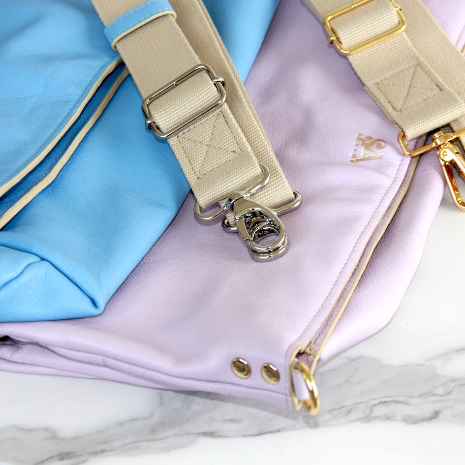 Opgevouwen leren shoppers in lila en lichtblauw met close up van details