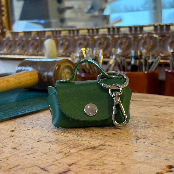 Bag charm in groen op werkbank