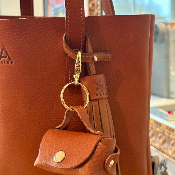 Bag charm in cognac duurzaam leer aan tote bag