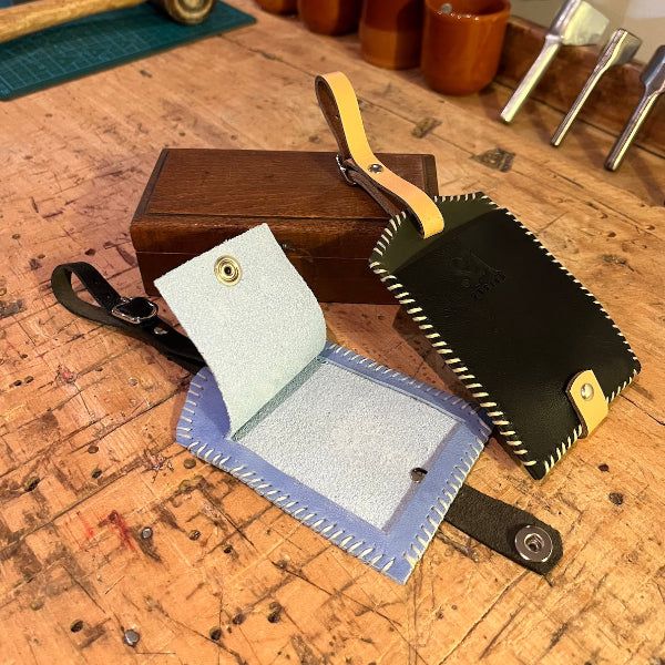 Opengeklapte leren kofferlabels