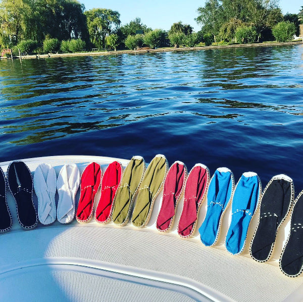 Spaanse espadrilles in verschillende kleuren op de bo