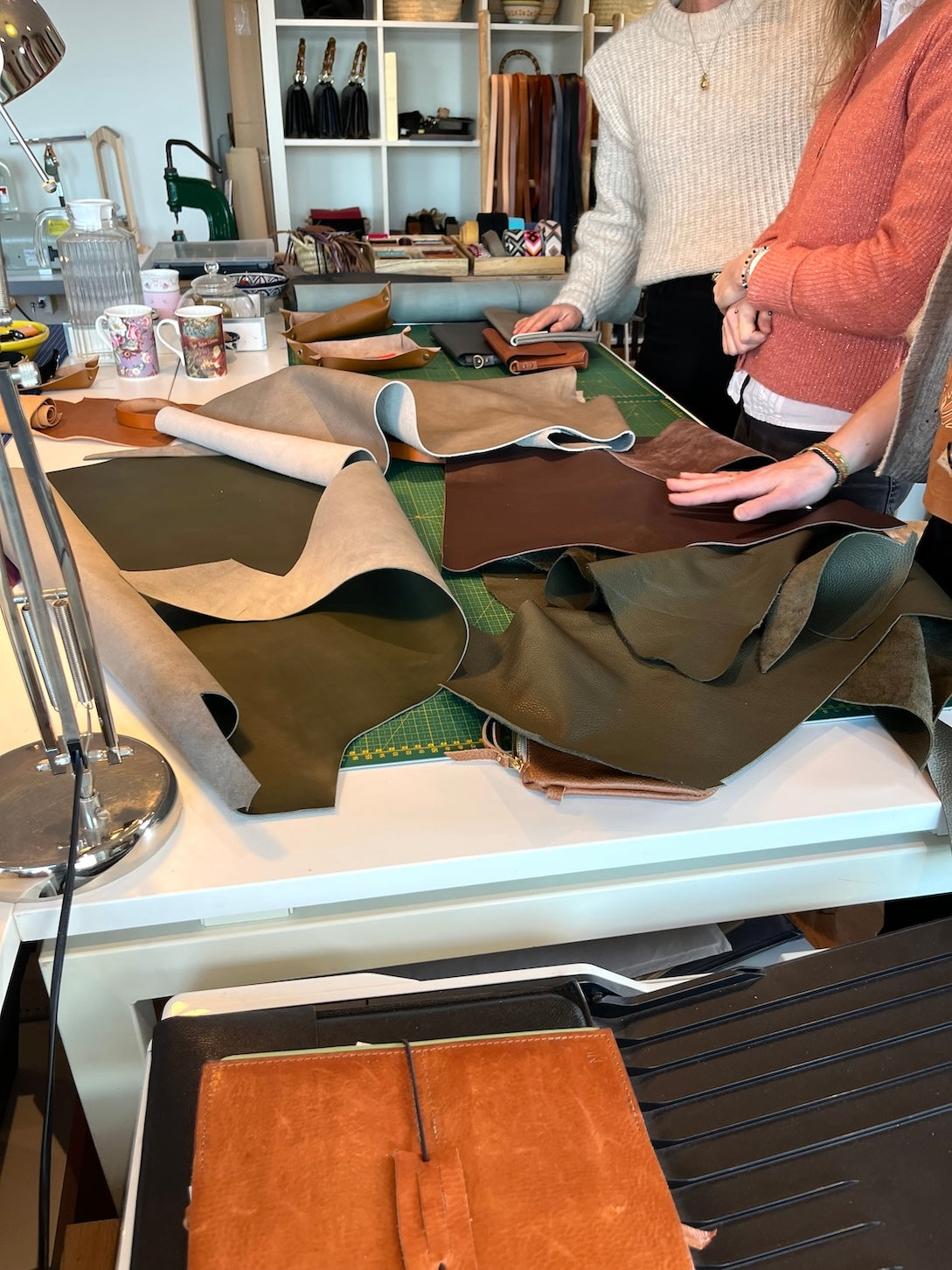 Duurzaam gelooid leer en gereedschappen die gebruikt worden in de workshop leren tas